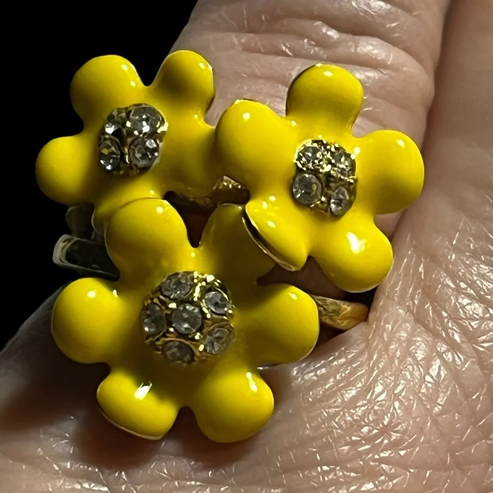 Golden Bloom Floral Ring - Picture 3 of 3
